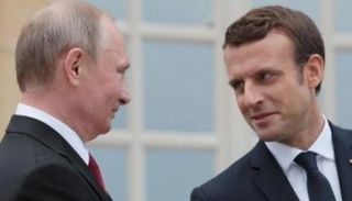 الرئيس الروسي فلاديمير بوتين ونظيره الفرنسي إيمانويل ماكرون
