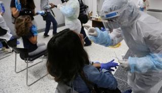 فحص كورونا في مطار بيروت