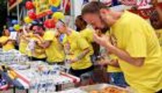 مسابقة "تناول البرجر" في واشنطن.. 34 شطيرة في 10 دقائق