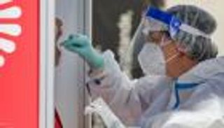 رغم تشديد القيود.. توقعات بزيادة إصابات كورونا في إندونيسيا