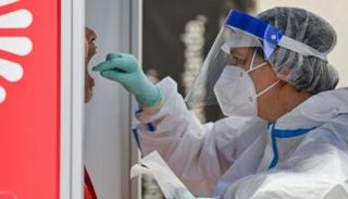 شخص يخضع لاختبار فيروس كورونا بإندونيسيا