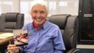 قبل رحلتها إلى الفضاء مع جيف بيزوس.. من هي "والي فانك"؟