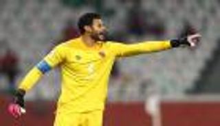 بعد إصابة محمد الشناوي.. هل يشارك في مباراة الأهلي وسموحة؟