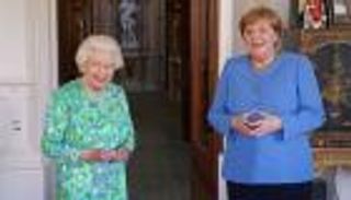 ميركل في ضيافة ملكة إنجلترا.. وداع وتاريخ ومروحية 