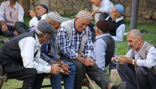 أوضاع بائسة يعيشها المتقاعدون الأتراك