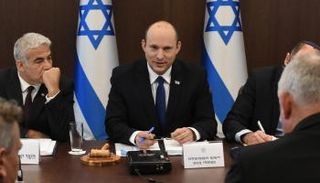 نفتالي بينيت وإلى يمينه يائير لابيد-أرشيفية