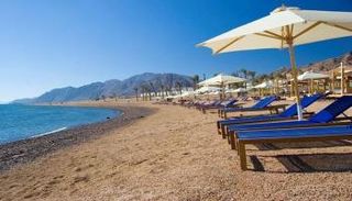 شاطئ مصري على سواحل البحر الأحمر