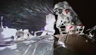 رائدان صينيان يقومان بأول سير لهما في الفضاء