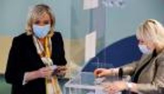 الفرنسية مارين لوبن.. عين على الرئاسة ويدً تلملم جراح الهزيمة