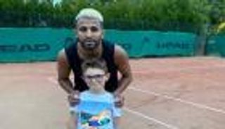 بالصور.. رياض محرز يقتحم عالم التنس من الباب الكبير