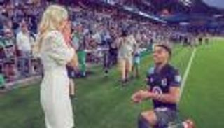 فيديو.. عرض زواج على أرض الملعب بالدوري الأمريكي