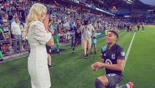 دوتسون لحظة تقديم العرض لحبيبته الكرواتية