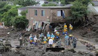 البحث عن مفقودين جراء انهيارات أرضية باليابان