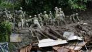 بالصور.. اليابان تصارع الوقت والطقس بحثا عن 80 مفقودا