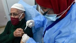 جزائري يحصل على لقاح كورونا