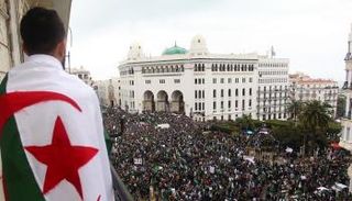 جزائريون يناشدون أمل التغيير في بلادهم بمظاهرة للحراك الشعبي - أرشيفية