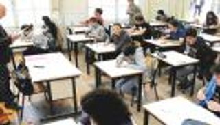 طارق يستسلم ويتراجع.. لبنان يلغي الامتحانات الرسمية للشهادة المتوسطة