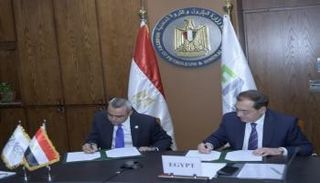 وزير البترول المصري أثناء توقيع اتفاقية استضافة مقر المنتدى بالقاهرة
