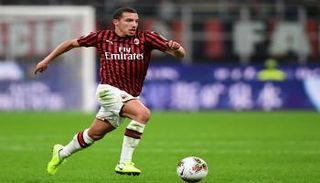 إسماعيل بن ناصر لاعب وسط ميلان