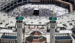 حجاج بيت الله الحرام يؤدون الفريضة