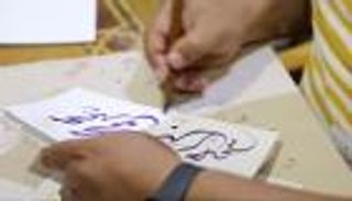 الأزهر يجذب رواد معرض القاهرة للكتاب بـ"الخط العربي"