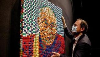  لوحة عن دالاي لاما من مكعبات روبيك