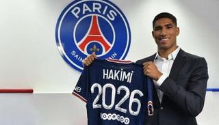 أشرف حكيمي مع قميص سان جيرمان