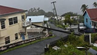 العاصفة كانت تتحرك على بعد 95 كيلومترا غربي تامبا في فلوريدا