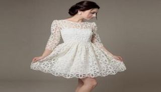 الفستان الأبيض المصنوع من الدانتيل يمنح المرأة إطلالة ساطعة