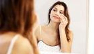 3 طرق طبيعية تمنحك بشرة مشرقة.. صحة ونضارة