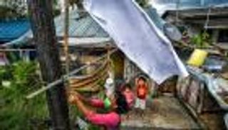 صور.. ماليزيون يرفعون رايات بيضاء طلبا للعون من كورونا