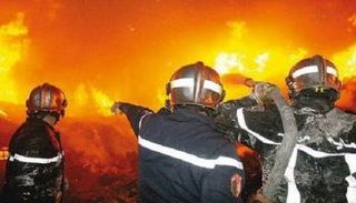 تدخل فرق الدفاع المدني لإخماد حرائق غابات خنشلة بالجزائر