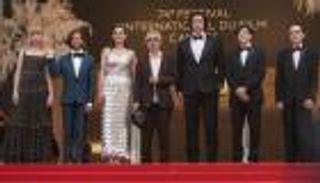مخرج فيلم افتتاح "مهرجان كان" طلب من البطل الغناء تحت الماء