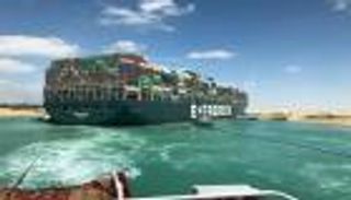 من صفحة الحوادث إلى بطل الحفل..  الجانحة"إيفر جيفن" تُنهي أطول رحلة بقناة السويس