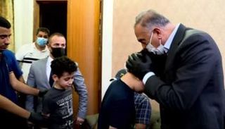 الكاظمي خلال تفقده عائلة المغدور هشام الهاشمي