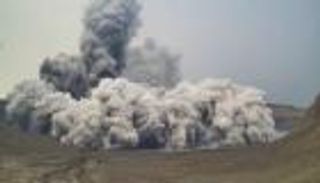 بالصور.. سلسلة انفجارات تهز ثاني أنشط بركان في الفلبين 