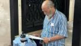 وجع اللبنانيين في صورة.. مُسِن يقصد المسجد لتشغيل آلة تنفس