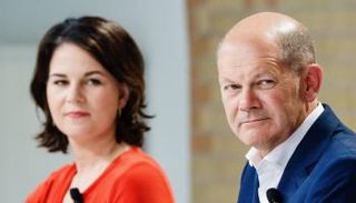 أولف شولتز وأنالينا بربوك