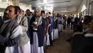 موظفون يمنيون مهددون بالتسريح القسري