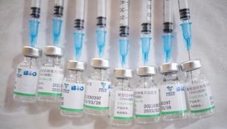 معدل توزيع لقاح كورونا في الإمارات بلغ 159.03 جرعات لكل 100 شخص