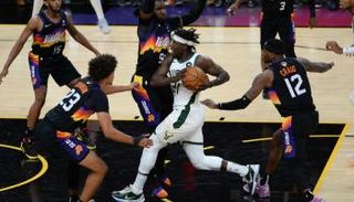 من مباراة فينيكس صنز وميلووكي باكس