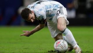 إصابة ليونيل ميسي خلال مباراة منتخب الأرجنتين وكولومبيا