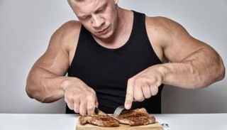 رجل يتناول قطعة من اللحم - تعبيرية