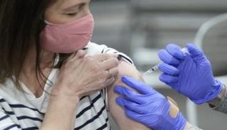 سيدة تتلقى لقاح كورونا بأمريكا- أرشيفية