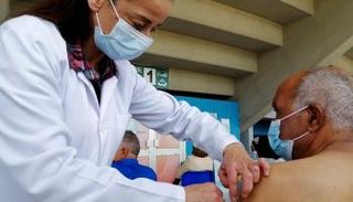 رجل يتلقى لقاح كورونا في تونس