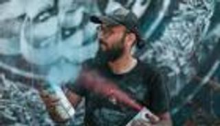 صور.. الفلسطيني بلال يستر النفوس والجدران بلوحات الحروف العربية