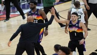 فرحة فريق صنز 