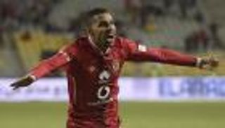 "سحر مؤمن زكريا" يثير الجدل في مصر.. وطبيب الأهلي يرد