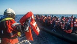  مهاجرون غير شرعيين في المياه الدولية - أرشيفية 