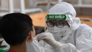 شخص يخضع لاختبار كورونا في فيتنام- أرشيفية